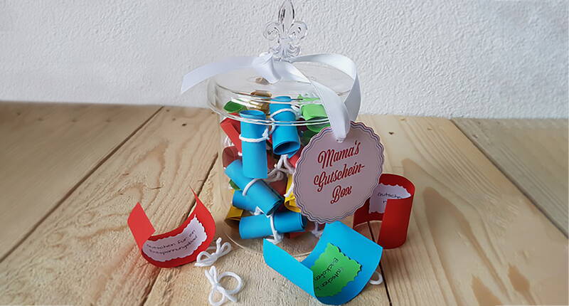 Ein selbstgemachtes Geschenk zum Muttertag kommt immer gut an. Hier eine tolle Geschenkidee für Mama, inklusive Druckvorlagen für den Inhalt.