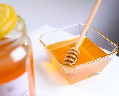 Honig-Gesichtsmaske – wirkt beruhigend und entzündungshemmend Honig ist ein echtes Multitalent in der Naturkosmetik und eignet sich hervorragend als Basis für eine Gesichtsmaske. Er wirkt antibakteriell und entzündungshemmend und kann dazu beitragen, die Haut zu beruhigen und zu pflegen.