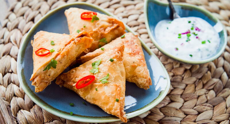 Die leckeren Teigtaschen gelten in Indien und dessen angrenzenden Ländern als typischer Streetfood. Du kannst sie als Vorspeise, Beilage oder Buffet verwenden. Samosas können mit Fleisch, vegetarisch oder auch vegan zubereitet werden. 