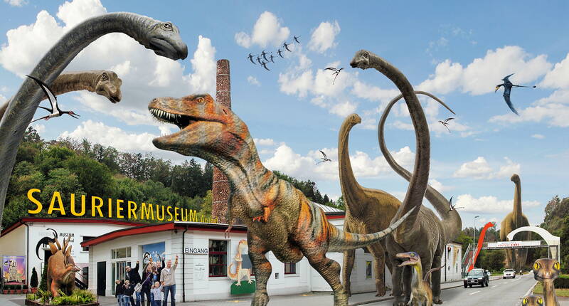 Il luogo mitico dei fan dei dinosauri ora può essere visitato con lo sconto! Il buono scaricabile nell'area download dà diritto a un ingresso a metà prezzo per tutta la famiglia al museo dei dinosauri di Aathal.