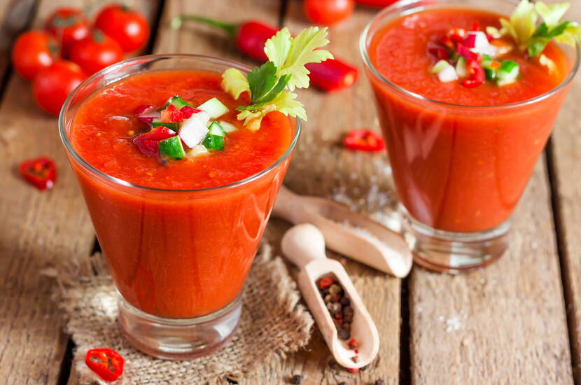 Der Klassiker unter den kalten Suppen. Ferienfeeling pur – nichts wie ran an den Mixer! Für die Gazpacho benötigst du reife Tomaten, Peperoncini, Knoblauchzehen, Tomatensaft, Weissbrot, Olivenöl, Tabasco, Sherryessig, Salz und Pfeffer.